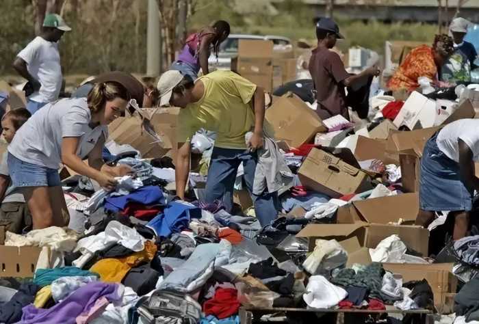 中国人捐赠的旧衣服，配送到非洲后成啥样了，看完你还会捐吗