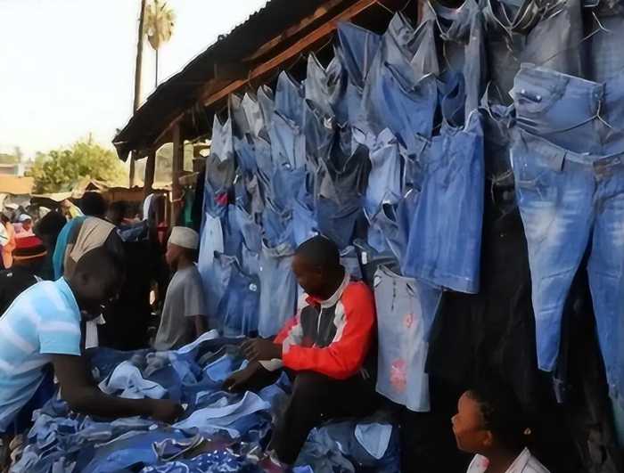中国人捐赠的旧衣服，配送到非洲后成啥样了，看完你还会捐吗