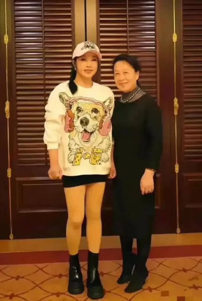 71岁刘晓庆聚会！同学都似老奶奶，她穿卫衣像小姑娘，宛如隔代人