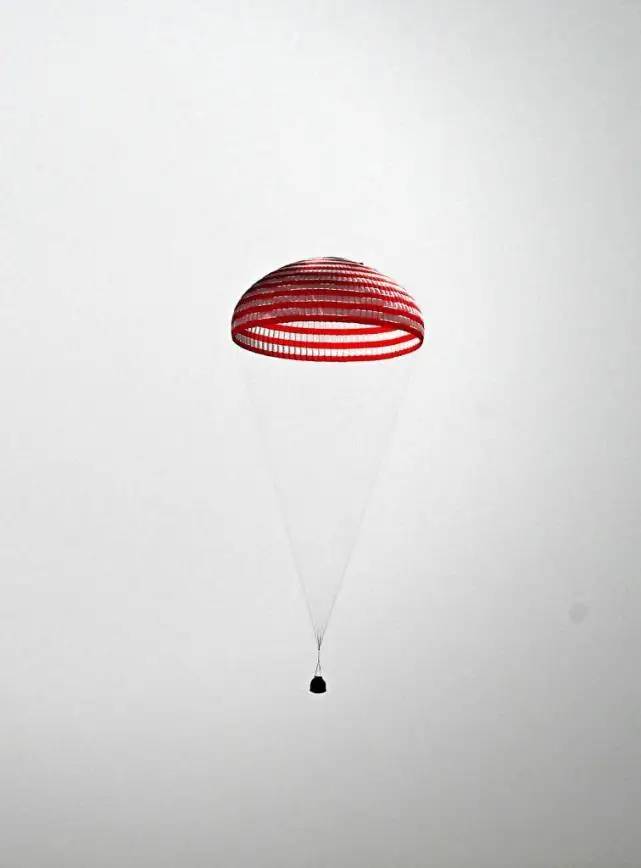 面积1200平方米、可塞进冰箱……揭秘神舟飞船巨型降落伞