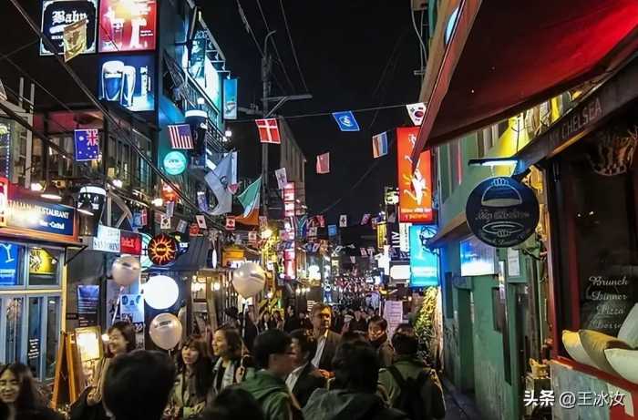 韩国万圣节发生致命踩踏悲剧！十万人涌入窄街区，造成149人死亡